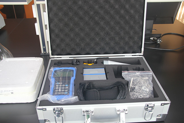 便攜式檢測(cè)分析裝置及服務(wù)車輛